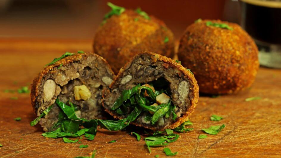 Bolinhos de feijoada com couve