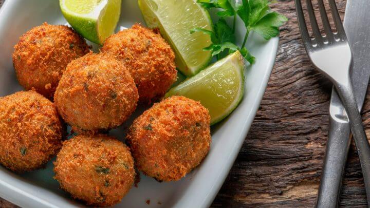 Bolinho de bacalhau acompanhado de limão