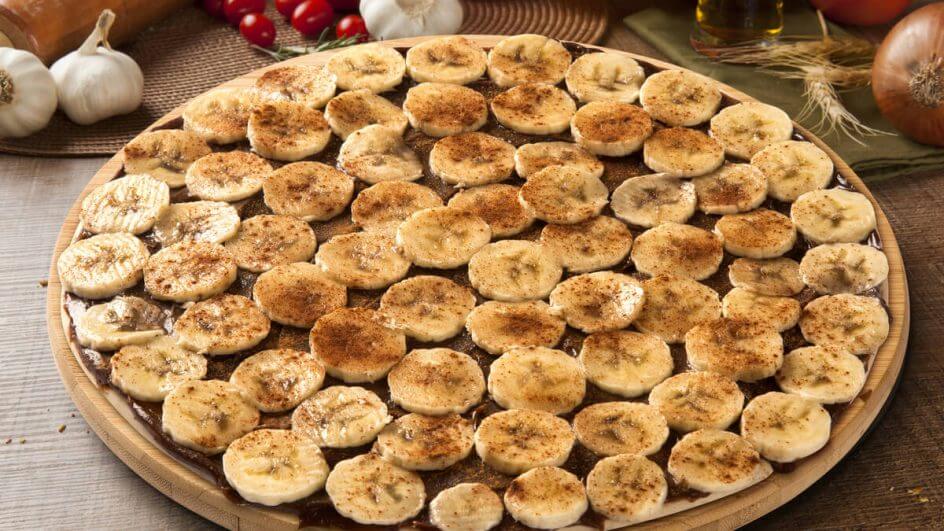Pizza de banana com canela