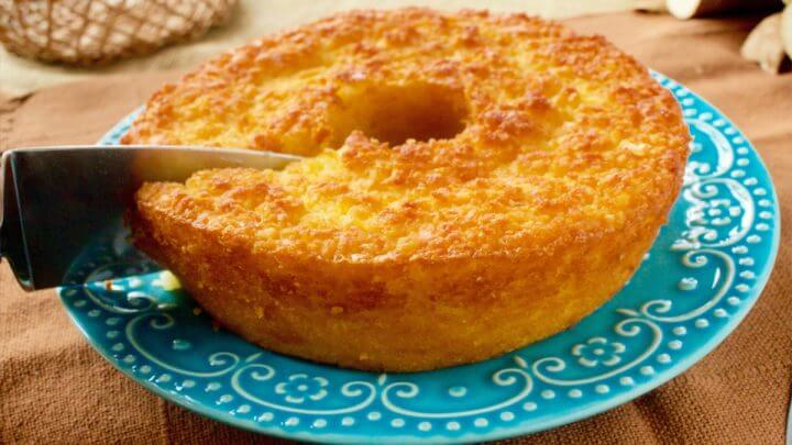 Bolo de mandioca em um prato azul