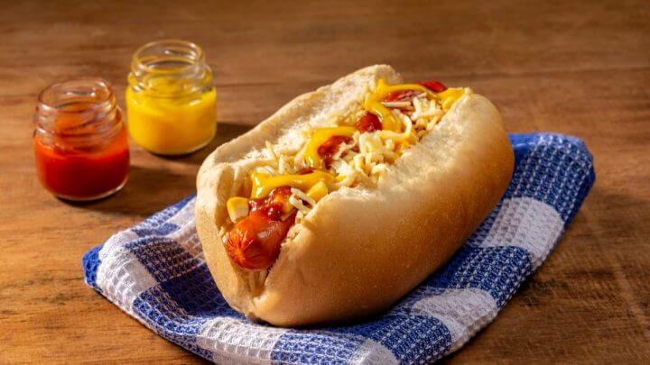 Cachorro-quente com mostarda e ketchup