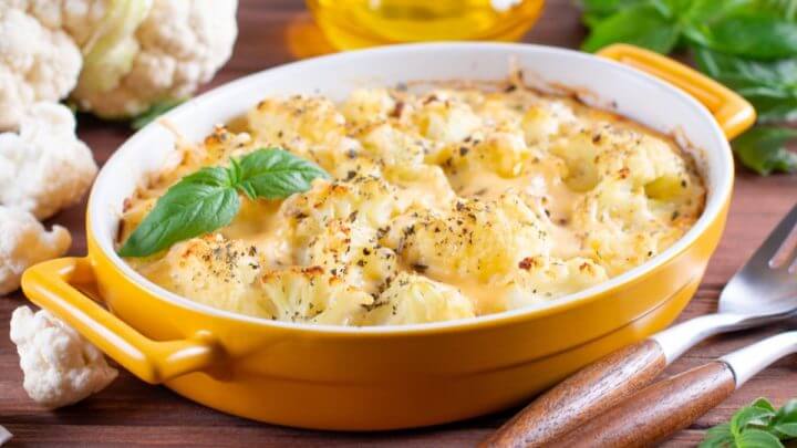 Couve-flor gratinada em recipiente amarelo