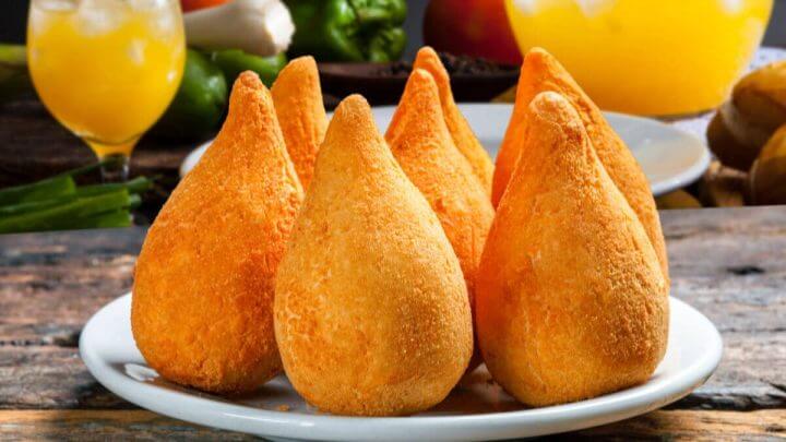 Coxinhas sem lactose em cima de prato