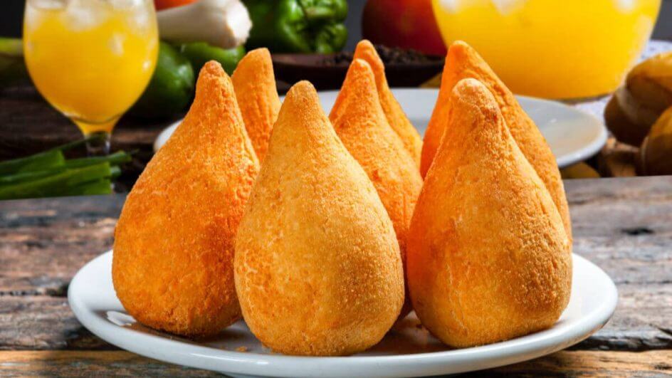Coxinhas sem lactose em cima de prato