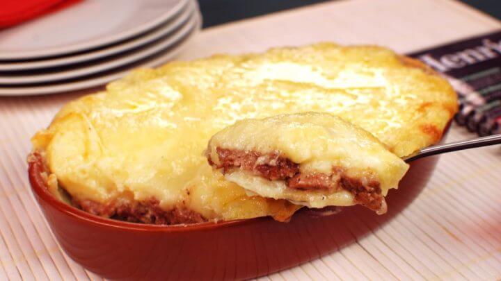 Escondidinho de carne-seca em mesa