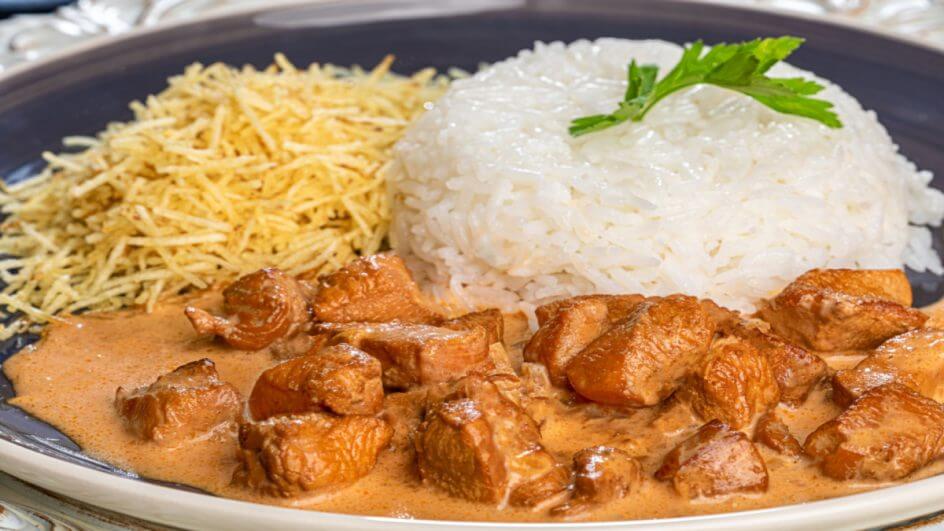 Estrogonofe de carne, batata-palha e arroz