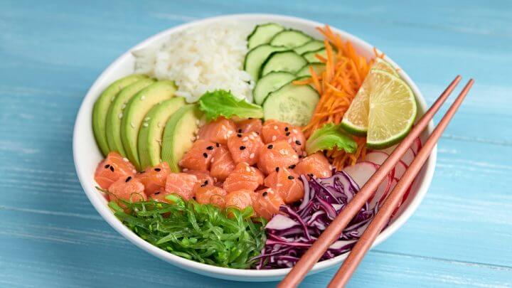 Bowl com salmão, cebola roxa, pepino, cenoura, alga marinha, abacate e arroz