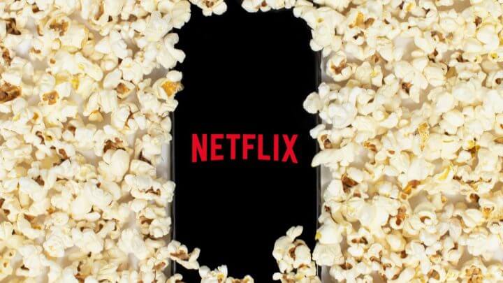 Logo da Netflix em um celular com pipocas ao lado