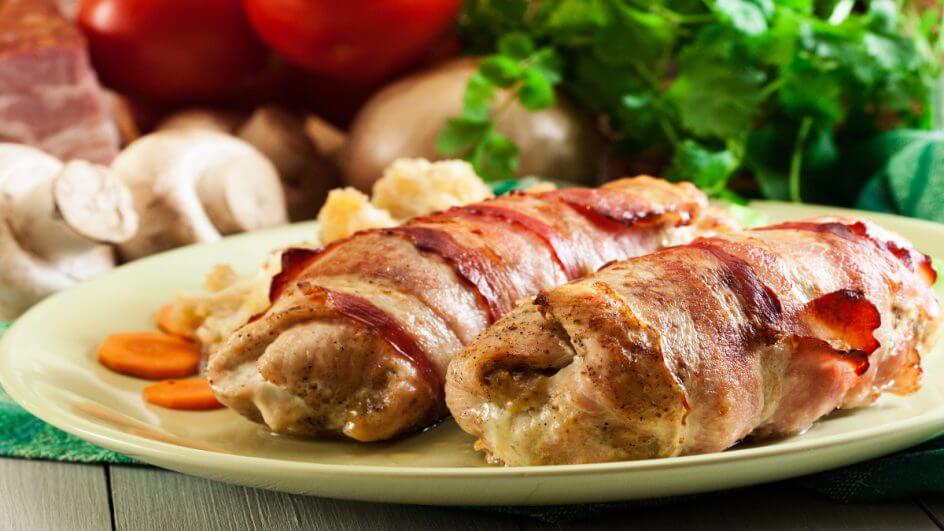 Peito de frango enrolado no bacon assado