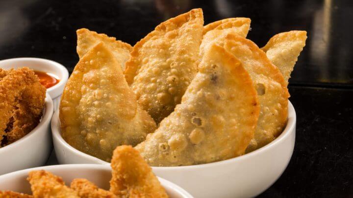 porção de pastel de carne em bowl branco