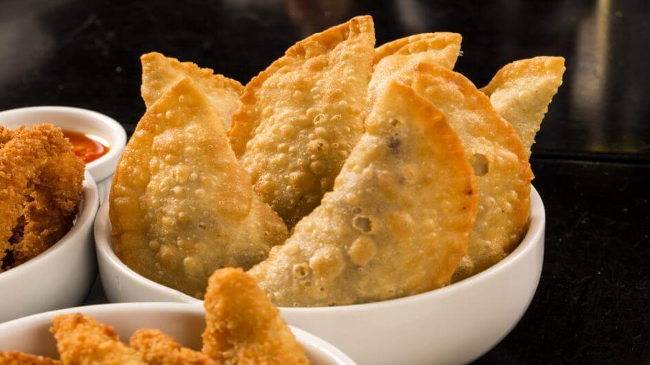 porção de pastel de carne em bowl branco