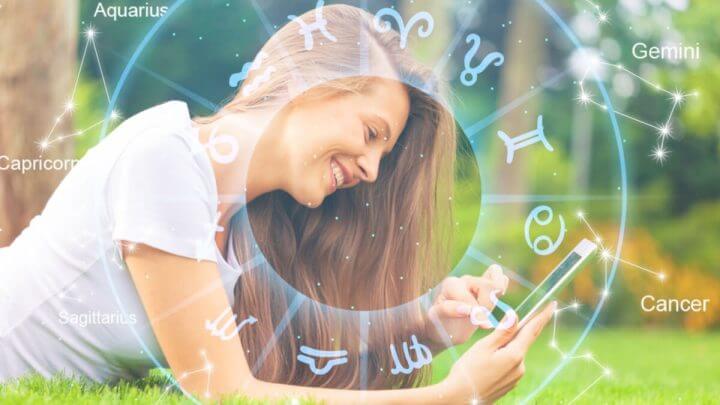 Jovem feliz ao celular e mandala com os signos do zodíaco
