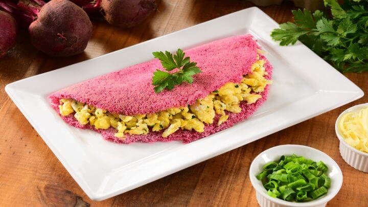 Tapioca de beterraba recheada com ovo mexido