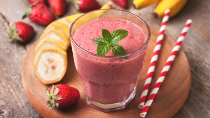 Copo de vitamina de morango com banana