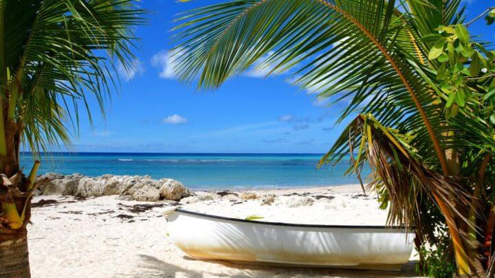 Vista da praia de Accra, em Barbados