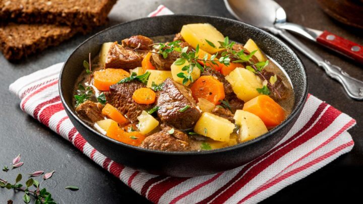 panela com carne assada, batatas e cenoura