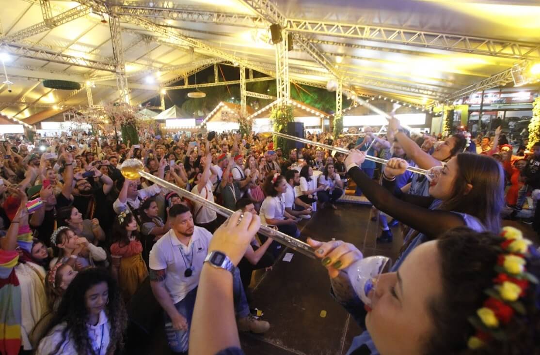 Foliões bebendo chope em metro na Oktoberfest Blumenau