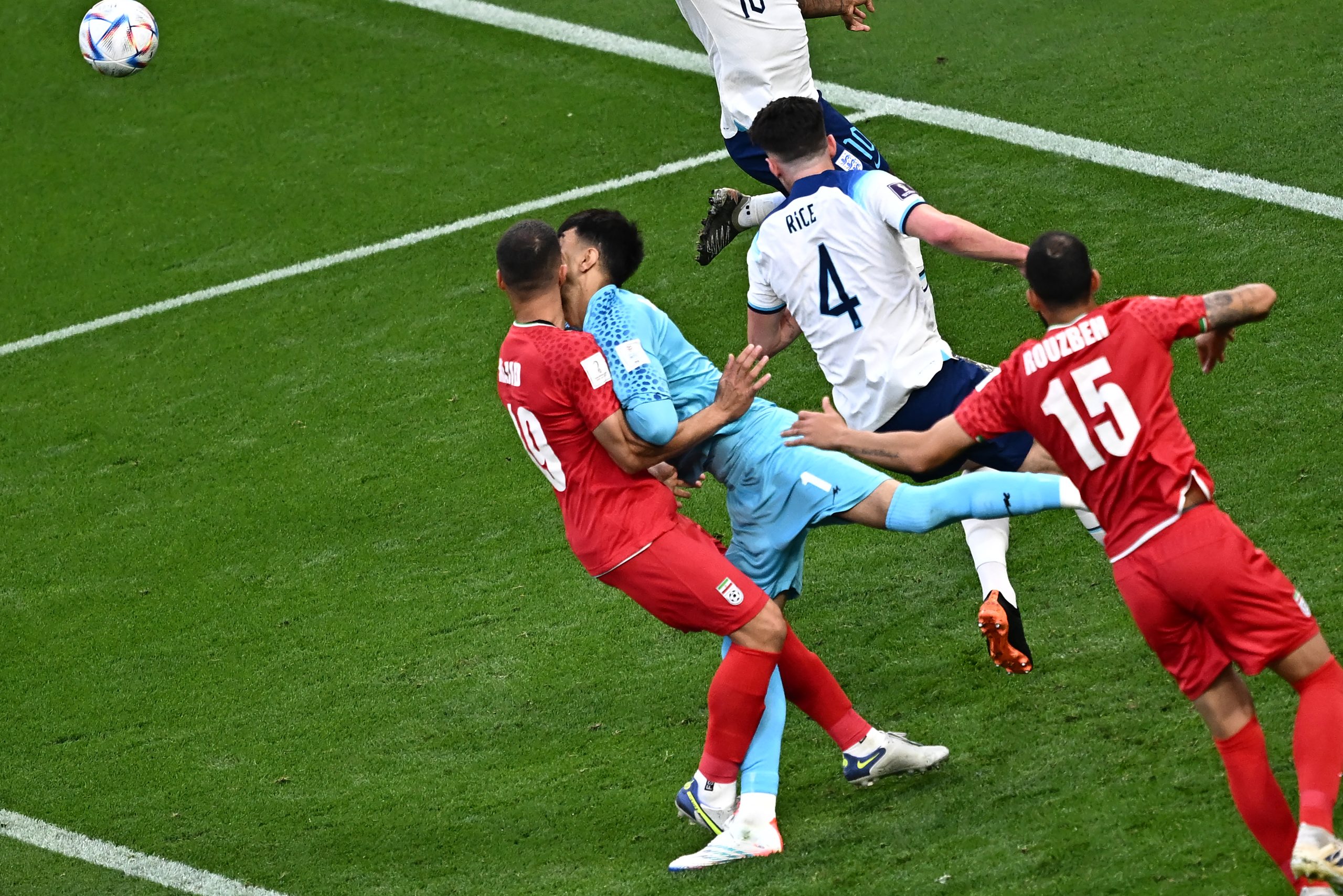 Goleiro do Irã leva a pior em choque com zagueiro