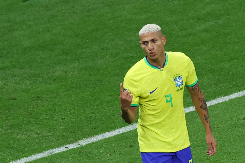 Richarlison comemora um gos dois gols que marcou contra Sérvia