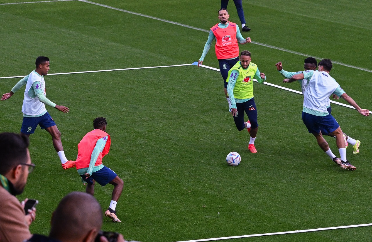 Neymar participa o treino da Seleção nesta terça