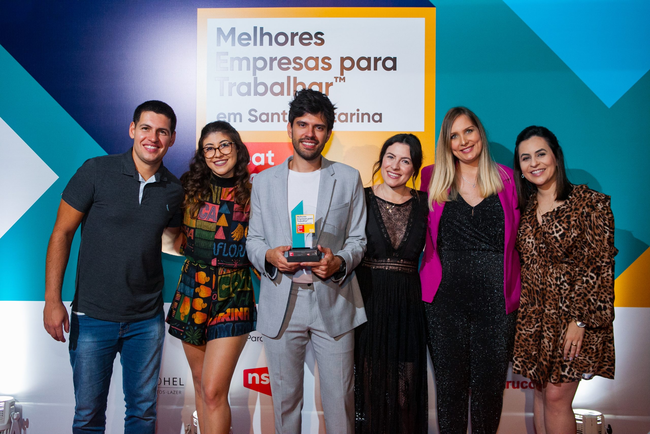 Equipe da Prevision recebe o prêmio de 3ª colocada no ranking GPTW - Santa catarina na categoria Pequenas Empresas — Da esquerda pra direita: Thiago Senhorinha (CTO), Natalia Avila ( Analista de R&S), Yan Bedin (CFO/COO), Izadora Scariot (CPO), Ariella Engelke (Analista de DHO), Renata Martins ( Coord. de Finanças e Ops).