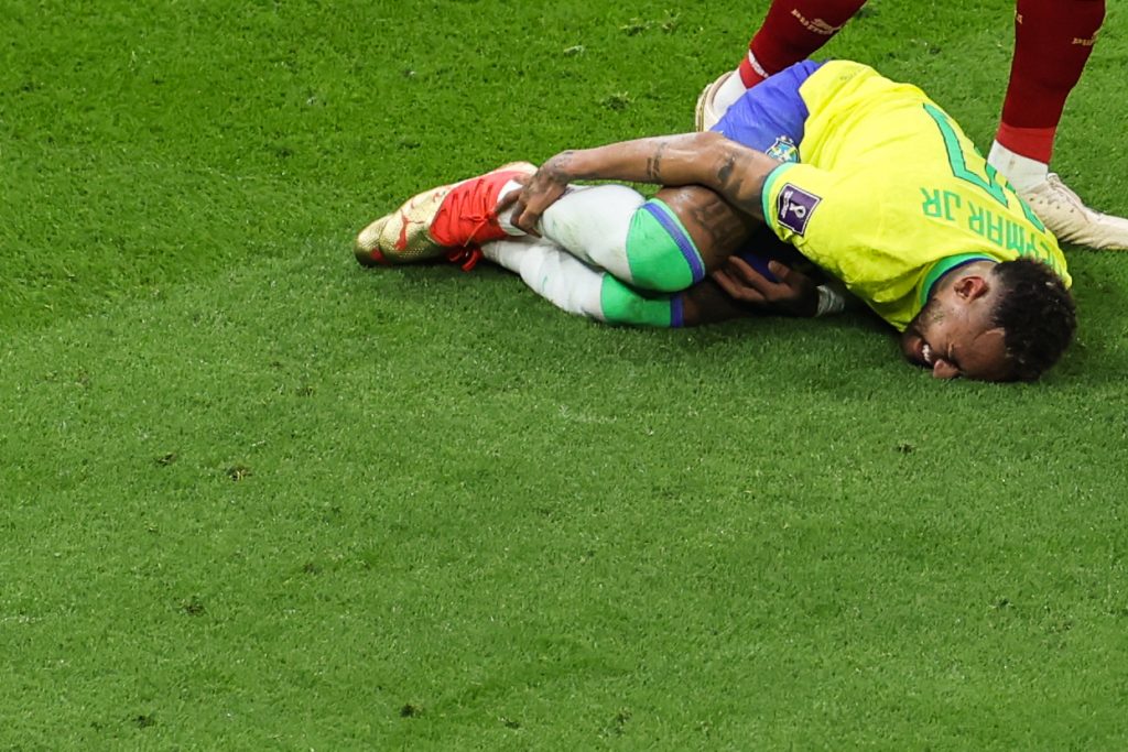 Neymar lesiona tornozelo na partida contra a Sérvia.