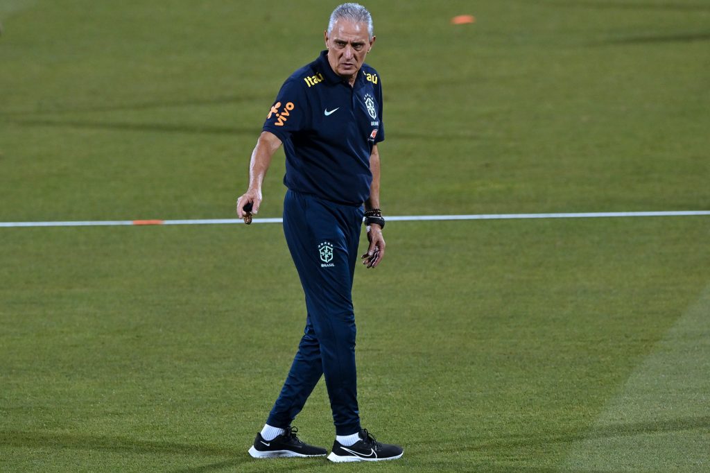 Técnico Tite durante treino da Seleção no Catar.