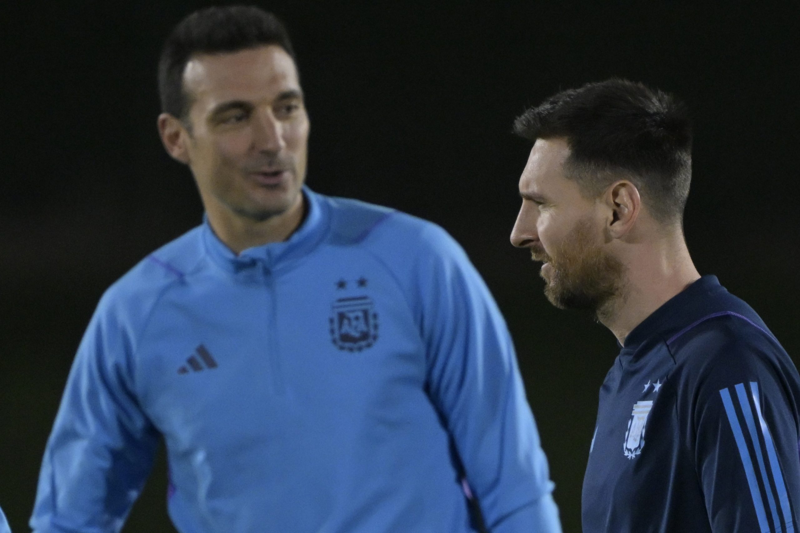 Messi conversa com o técnico Scaloni no treino da Argentina