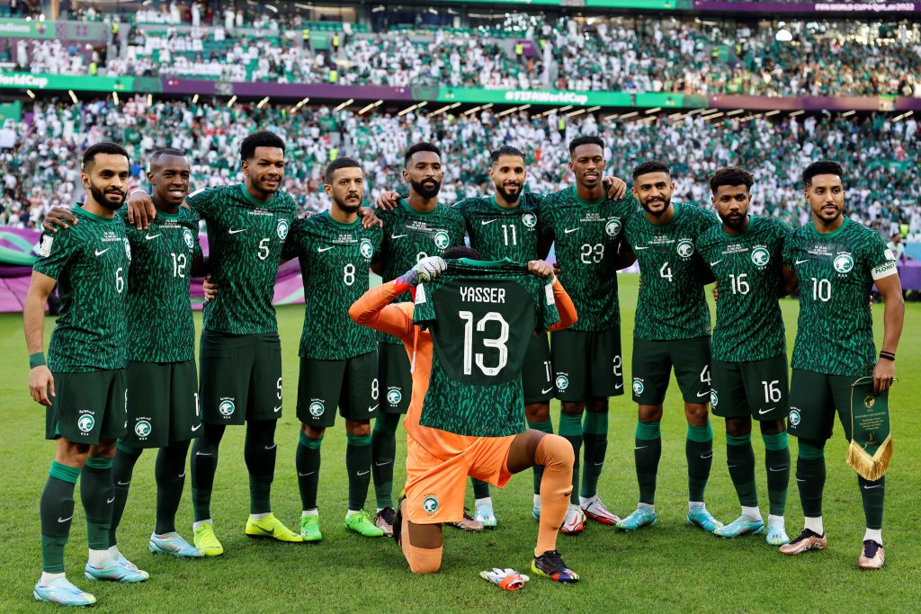 Jogadores da Arábia Saudita homenageiam lateral Yasser Al-Shahrani