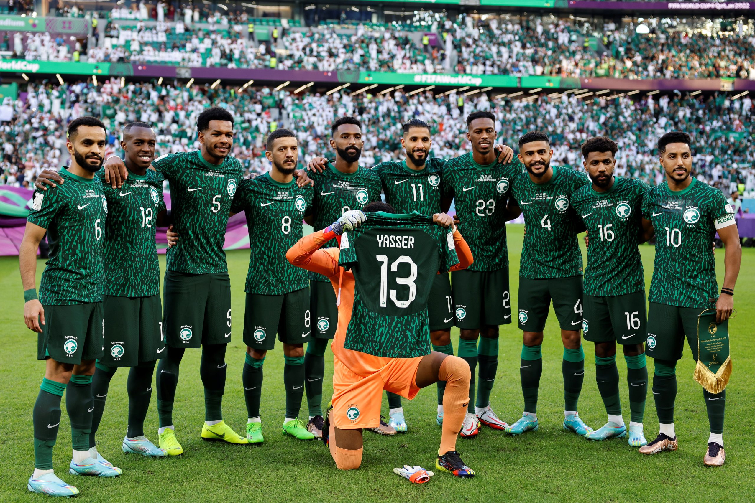 Jogadores da Arábia Saudita homenageiam lateral Yasser Al-Shahrani