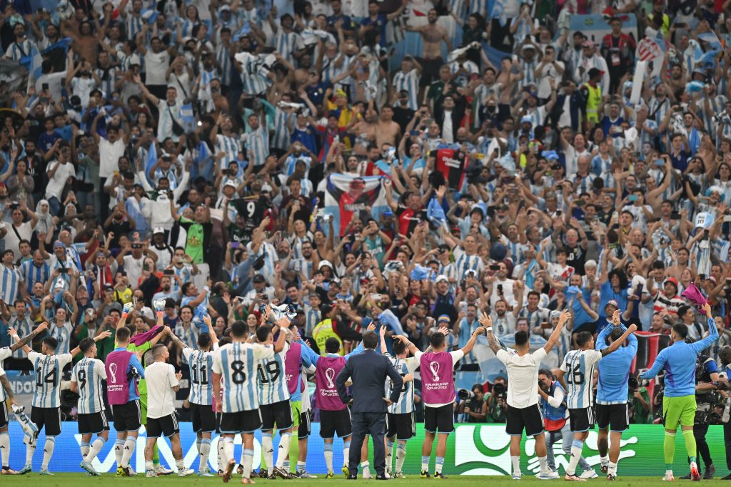 Torcedores argentinos comemoram vitória diante do México.