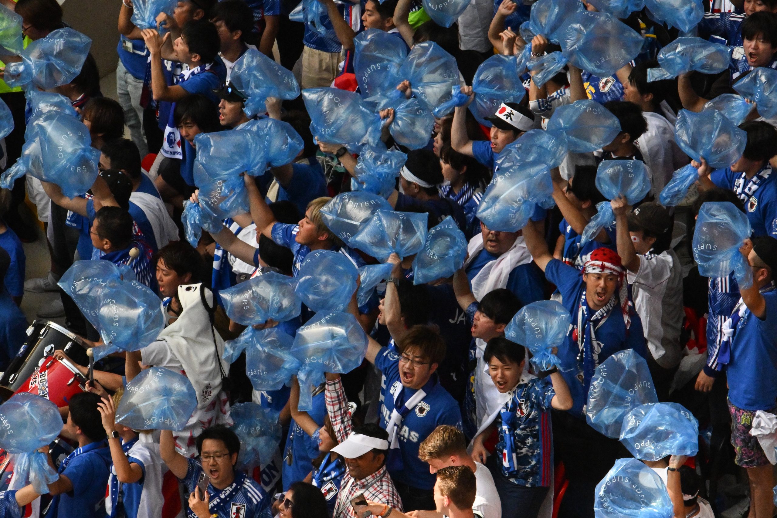 Torcida do Japão leva sacos de lixo ao estádio