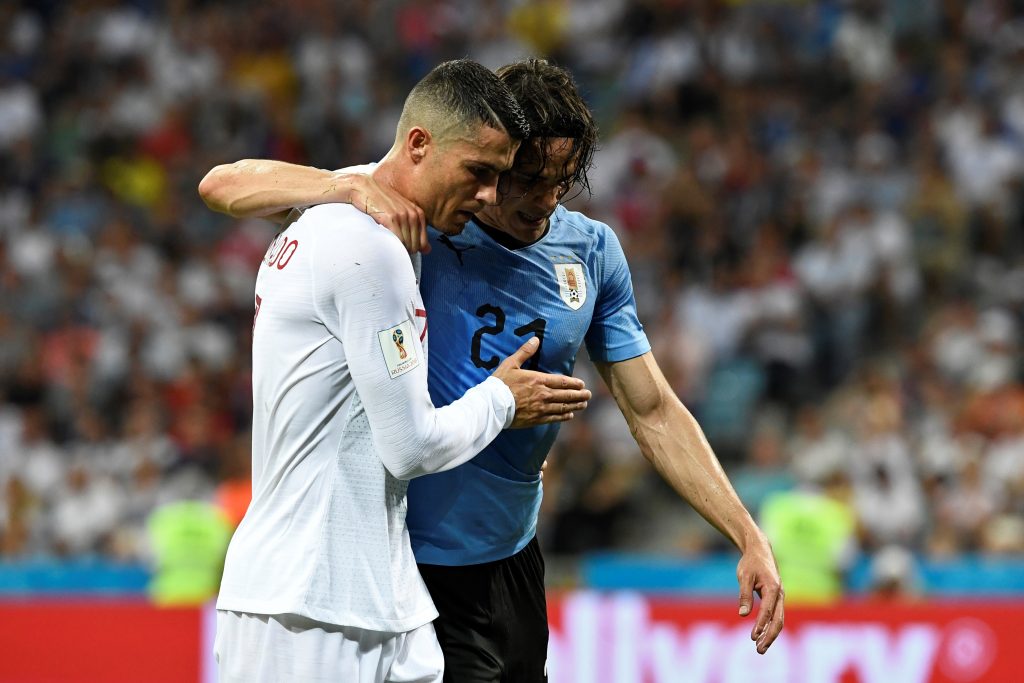 Cristiano Ronaldo e Cavani na partida da Copa de 2018