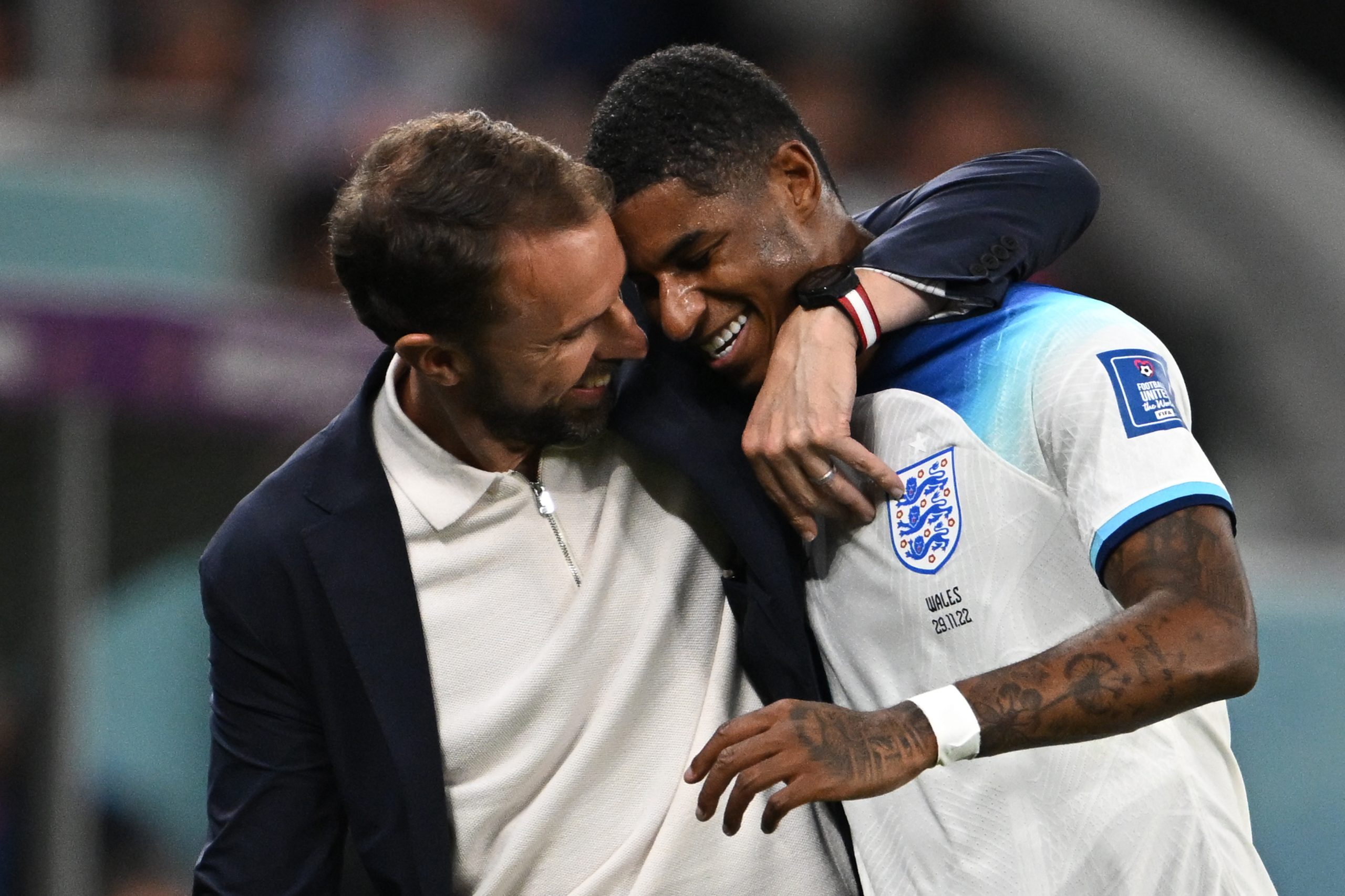 Gareth Southgate, técnico inglês, parabeniza Marcus Rashford.