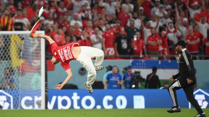 Homem invade campo em Tunísia x França com uma bandeira da Palestina e dá um salto mortal para trás