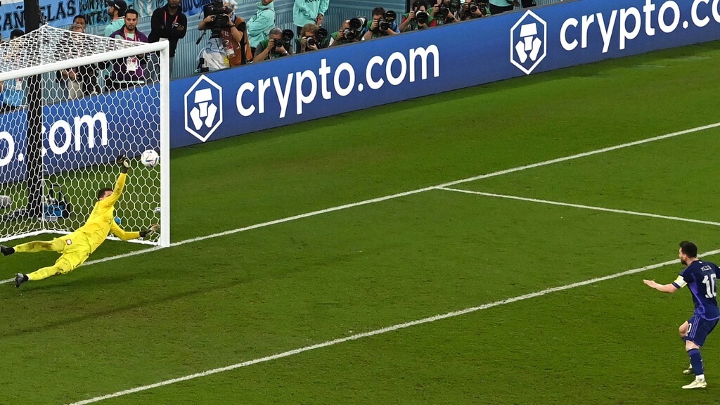 Goleiro Szczesny, da Polônia, defende pênalti cobrado por Messi.