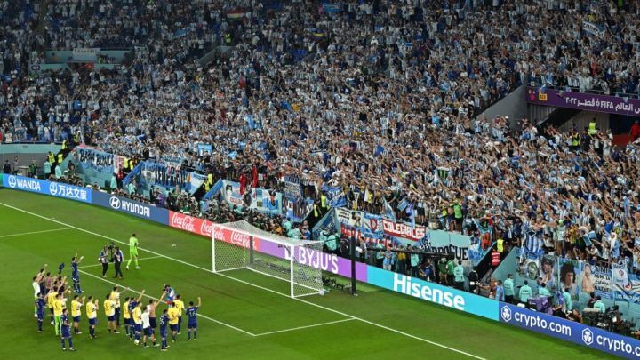 Jogadores e comissão técnica da Argentina aplaudem apoio dos torcedores na arquibancada