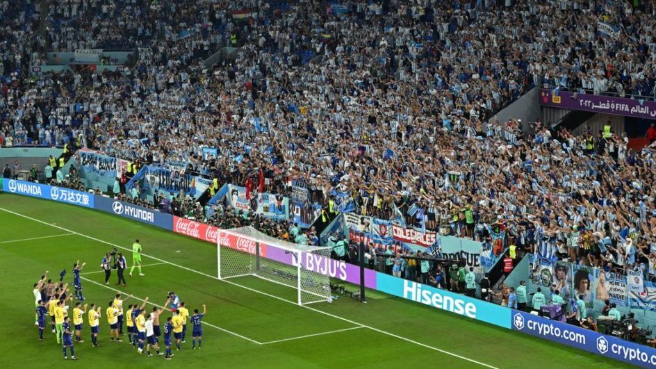 Jogadores e comissão técnica da Argentina aplaudem apoio dos torcedores na arquibancada