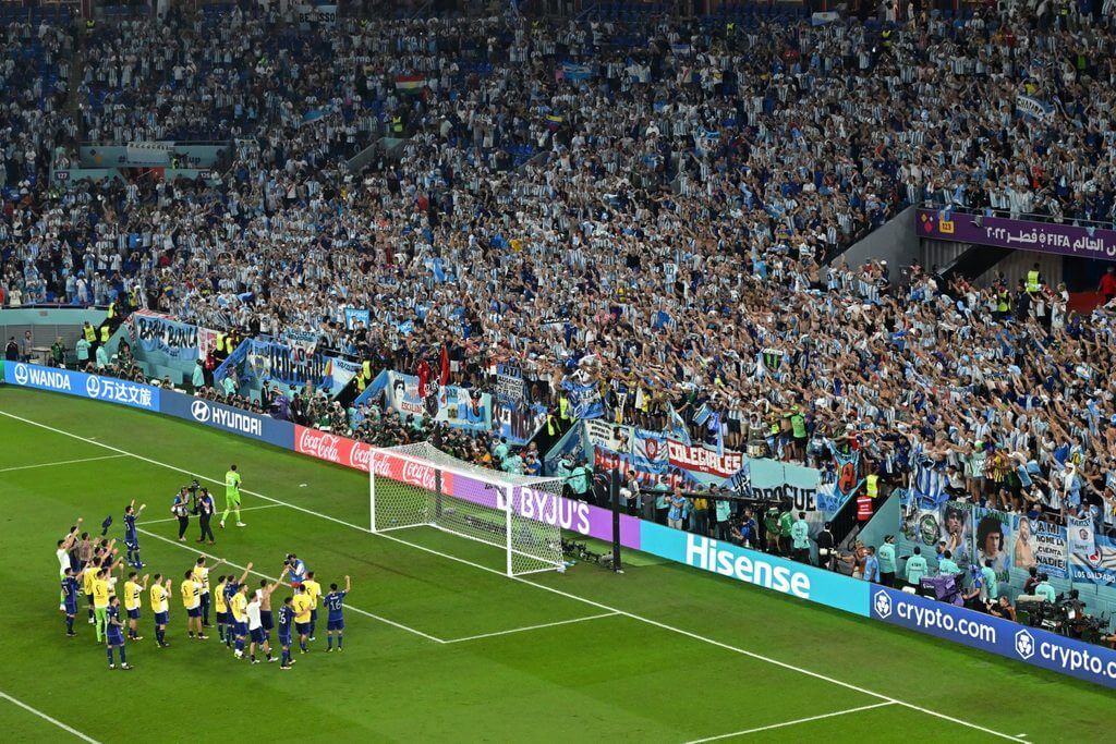 Jogadores e comissão técnica da Argentina aplaudem apoio dos torcedores na arquibancada