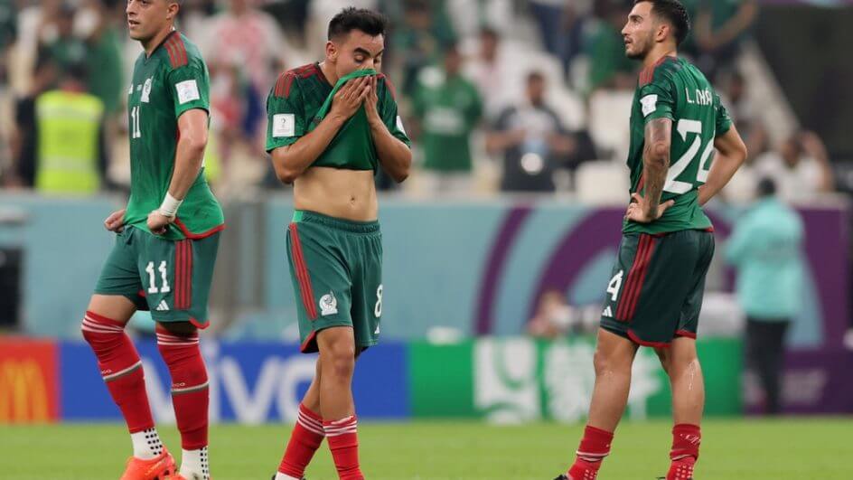 Jogadores do México lamentam a eliminação na Copa do Mundo.