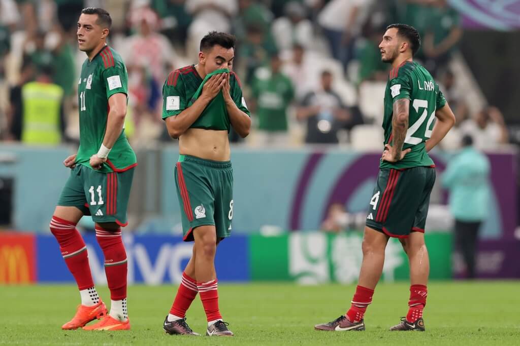 Jogadores do México lamentam a eliminação na Copa do Mundo.