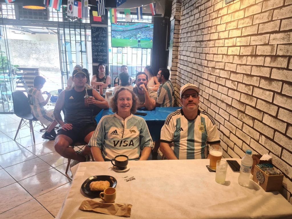 Argentinos assistem à partida da seleção em bar da capital