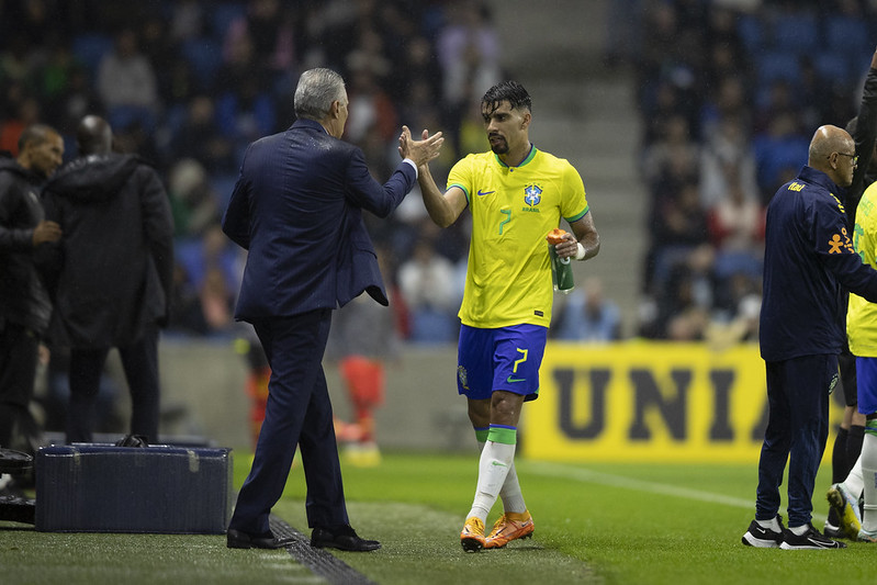 Paquetá cumprimenta Tite após ser substituído em amistoso do Brasil contra Gana