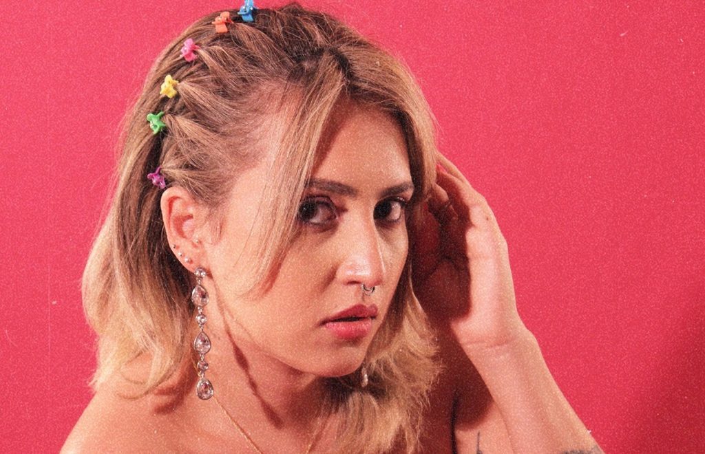 A cantora Joana Castanheira lança álbum com releituras de pagode.