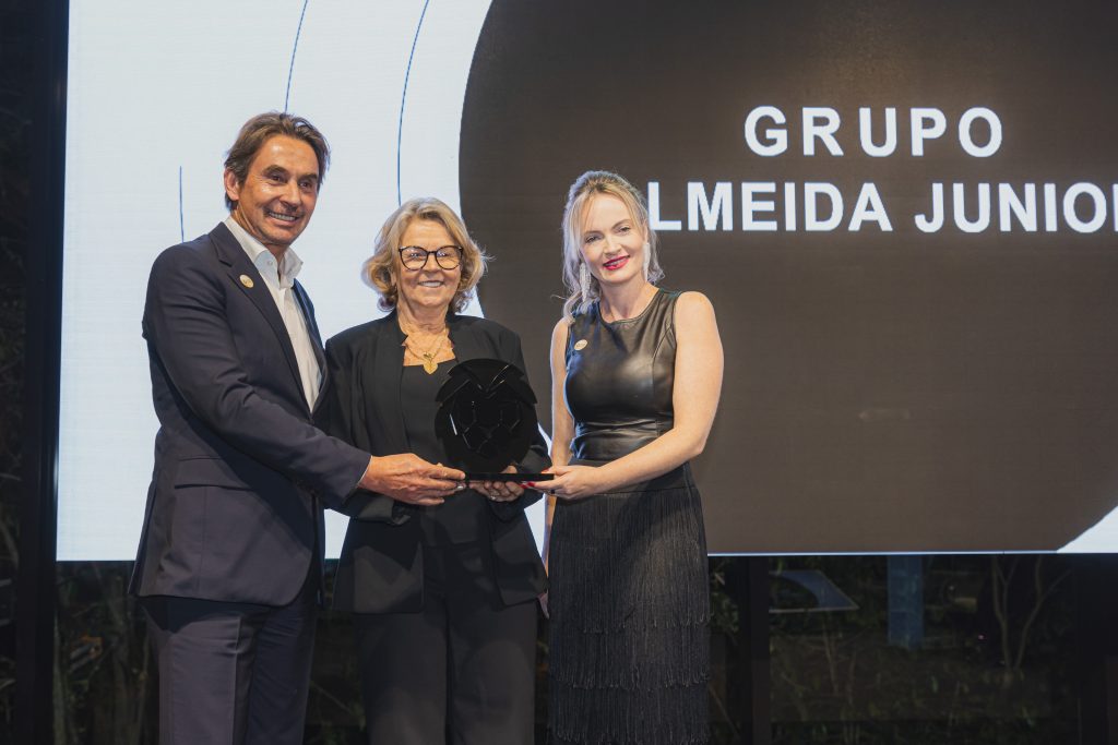 Jaimes Almeida Junior (CEO AJ) e Beth Rachelle (diretora de Gente e Gestão da Almeida Junior) recebem o prêmio de Alice Kuerten (representando o LIDE), ao centro na foto