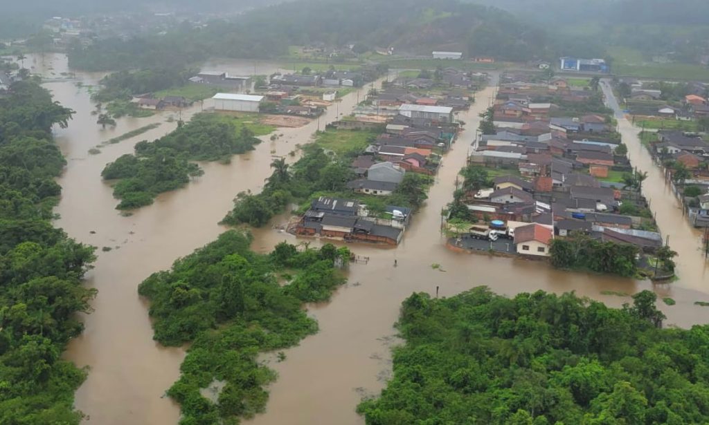 Parte de Joinville está alagada devido à chuva