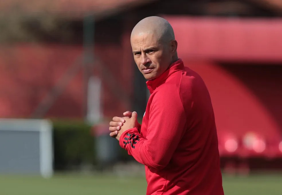 Ex-jogador Alex está na mira do Avaí para técnico na temporada 2023