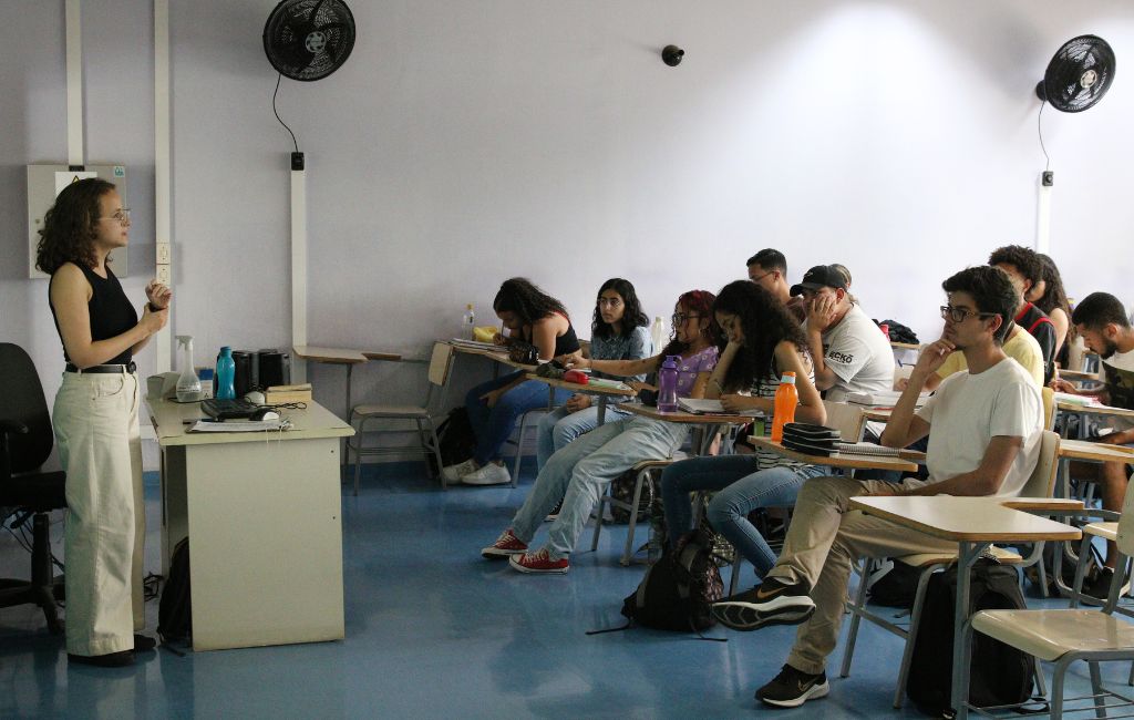 Foto de alunos estudando em sala de aula para o Enem 2022