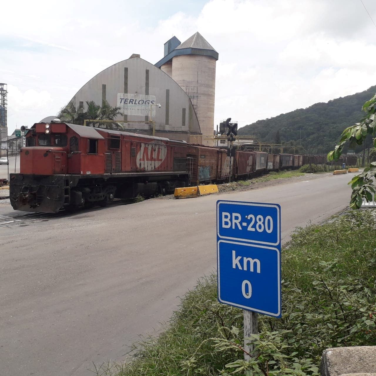 Ferrovia faz conexão com o porto de São Francisco do Sul