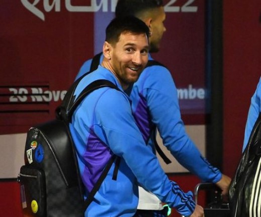 Messi chega ao Catar sorridente